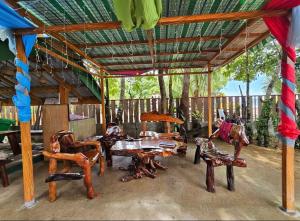 grupa krzeseł i stołów pod pawilonem w obiekcie Camp Wadi Codial Beach Resort w mieście San Pedro