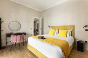 una camera da letto con un grande letto con cuscini gialli di Colors Hotel Athens ad Atene