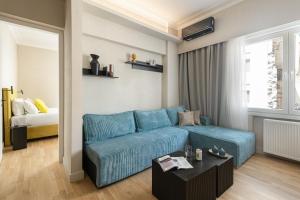 un soggiorno con divano blu e tavolo di Colors Hotel Athens ad Atene