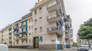 un edificio de apartamentos con balcones en una calle en Italianway - Firenze 11, en Rapallo