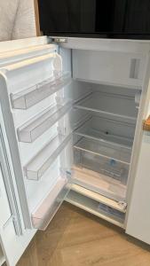 een lege koelkast met de deur open in een keuken bij Studio Lakeview in Goes
