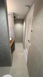 een badkamer met een hal met een toilet en een deur bij Studio Lakeview in Goes