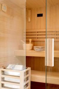 uma sauna com um WC e uma parede de vidro em Suite & SPA à La Ferme 1802 em Sainghin-en-Mélantois