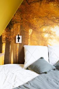 um quarto com uma cama com uma parede com um pau em Suite & SPA à La Ferme 1802 em Sainghin-en-Mélantois