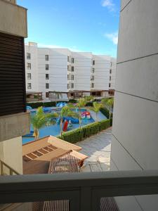 vista para uma piscina a partir de um edifício em شاليهات فندقيه منتجع Porto said em Port Said