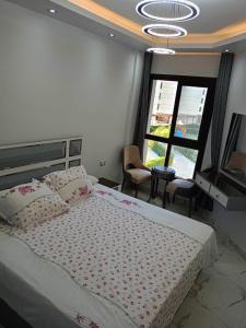 um quarto com uma cama grande e uma janela em شاليهات فندقيه منتجع Porto said em Port Said