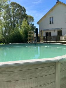 uma piscina em frente a uma casa em Autour Des Vignes em Herry