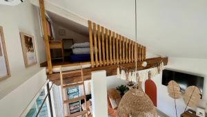 una camera con scala e una camera con letto di Logement Cosy plein centre village avec mezzanines a Venerque