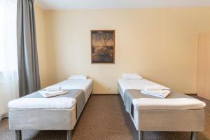 En eller flere senge i et værelse på ARIBĖ Hotel Klaipėda, Free parking