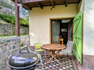 Patio alebo iná vonkajšia časť ubytovania Dom na skarpie z widokiem na jezioro, z kominkiem i garażem
