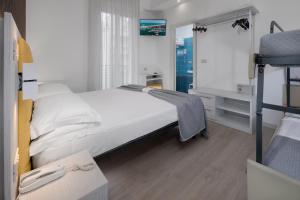 Hotel Eiffel tesisinde bir odada yatak veya yataklar
