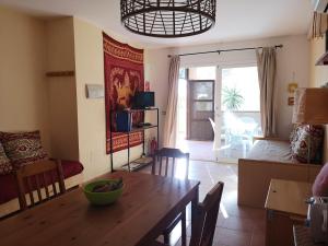 una sala de estar con una mesa con un tazón. en Casa Amarilla, en Es Pujols