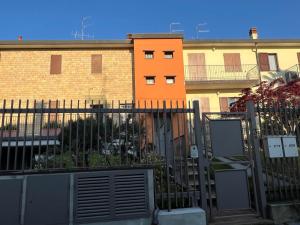 een zwart hek voor een gebouw bij Casa Laura in Bergamo
