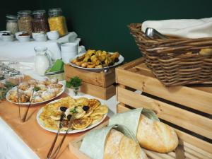 einen Tisch mit zwei Teller Essen und Brot in der Unterkunft Hotel Ponteo - Activity Park in Bratislava