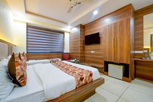 Postel nebo postele na pokoji v ubytování Hotel Le Grand - Walk-in from RK Ashram Metro Station