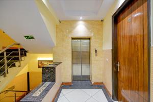 Kuchyň nebo kuchyňský kout v ubytování Hotel Le Grand - Walk-in from RK Ashram Metro Station
