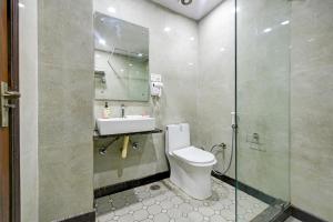 Koupelna v ubytování Hotel Le Grand - Walk-in from RK Ashram Metro Station