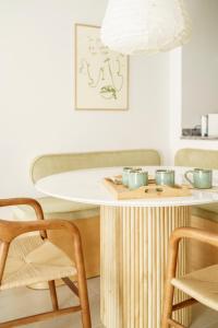 una mesa en una cocina con 2 sillas y una lámpara en Racons - La Placeta, en Vic