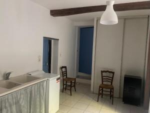 Sainte-EulalieMaison RASSIER, Gîte Vélo的厨房配有2把椅子、水槽和台面