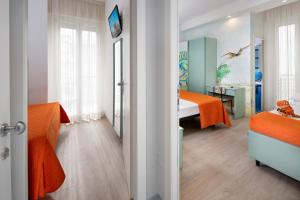 Hotel Eiffel tesisinde bir odada yatak veya yataklar