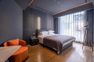 Łóżko lub łóżka w pokoju w obiekcie Shanming Boutique Homestay