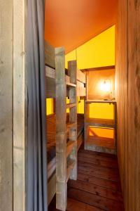 Lodge du Berlandou في Escragnolles: غرفة صغيرة مع سرير بطابقين في كابينة
