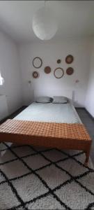 เตียงในห้องที่ Maison proche du Port de Dinan
