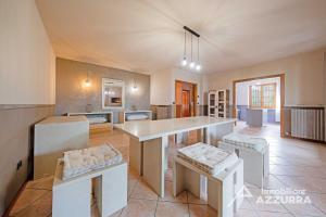 バルドリーノにあるVilla i Roccoli - Immobiliare Azzurraの大きな島のある広いキッチンが備わる客室です。