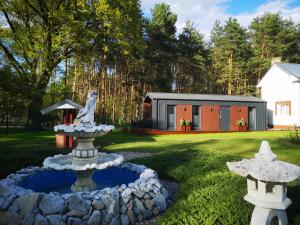 a house with a fountain in a yard at Na Skraju Lasu Bielinek in Cedynia