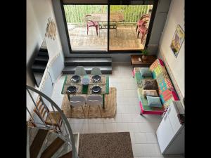 een woonkamer met een fornuis bij Le Rocher - Appt pour 6 climatisé avec piscine in LʼÎle-Rousse +10 foto's