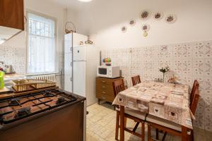 A kitchen or kitchenette at BpR W21 Retro Home with balcony