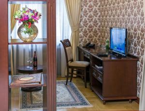 TV a/nebo společenská místnost v ubytování Villa Stanislavskyi Hotel