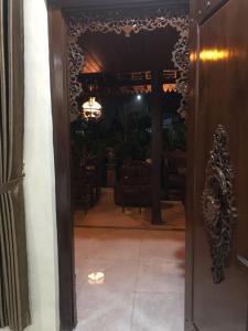 eine offene Tür zu einem Esszimmer mit einem Tisch in der Unterkunft Mbah Oden Homestay Borobudur in Mendut