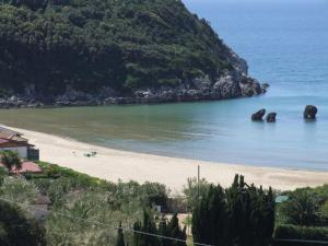 テッラチーナにあるAlloggio Turistico Podere 1792の海中の岩を望むビーチの景色