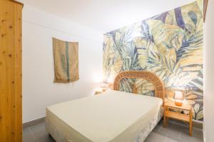 una camera con letto e parete con murale di La Piscine - Appt pour 6 climatisé avec piscine a LʼÎle-Rousse Altre 12 foto