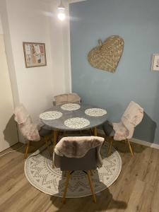 Einzelzimmer Nr. 4 in Kleve في كليفي: غرفة طعام مع طاولة وكراسي