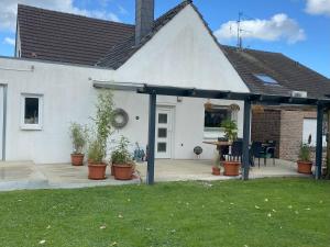 a patio with potted plants in front of a house at Einzelzimmer Nr. 4 in Kleve in Kleve