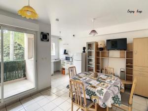 eine Küche und ein Esszimmer mit einem Tisch und Stühlen in der Unterkunft San Giovanni in Salon-de-Provence