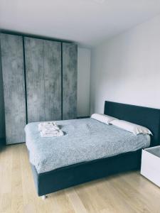 una camera con un grande letto di Regina design apartment Lugano a Lugano