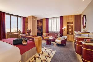 カサブランカにあるロイヤル マンスール カサブランカのベッドとリビングルームが備わるホテルルームです。