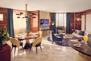 卡薩布蘭卡的住宿－卡薩布蘭卡曼蘇爾皇家酒店，客厅配有桌椅和沙发