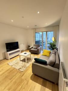 Area tempat duduk di Lovely 1-Bed Apartment in London