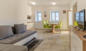 Μια τηλεόραση ή/και κέντρο ψυχαγωγίας στο Apartmaji Ema
