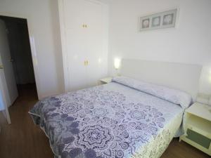 a bedroom with a bed with a purple blanket at LLANCÀ 8 DAVANT MAR - Apartamento primera línea de mar con fantasticas vistas a Port de la Selva - ES-228-85 in Port de la Selva