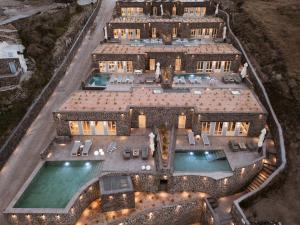uma vista aérea de uma mansão com várias piscinas em Almarossa Luxury Villas em Vourvoúlos