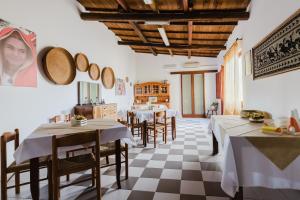 - un restaurant avec des tables et des chaises dans une salle dans l'établissement Il Corbezzolo, à Palmas Arborea