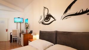 TV a/nebo společenská místnost v ubytování COSMO Beach Hotel