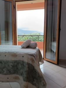 Ένα ή περισσότερα κρεβάτια σε δωμάτιο στο Turla's Apartment
