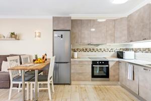 Kuchyňa alebo kuchynka v ubytovaní Ocean Smart Home, Hi-End Services, Media Streaming