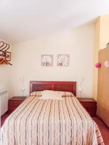 テルエルにあるLoft El Carmenのベッドルーム1室(壁に3枚の写真が飾られたベッド1台付)